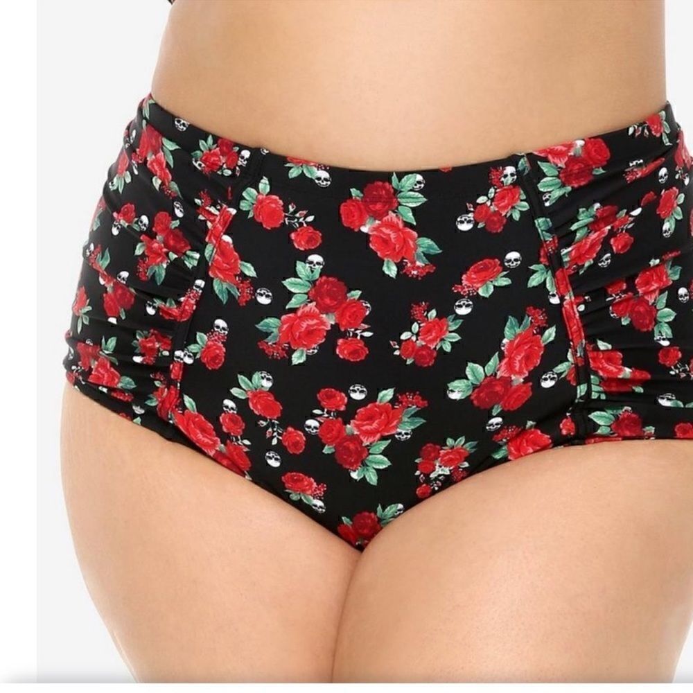Hot Topic Roses & Skull Ruched High Waisted Swim Bottoms. Size 3 (3X).
